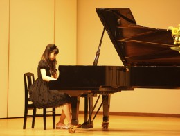 ステージでピアノを弾く女の子