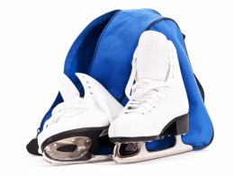 スケート靴と青いスケート靴バッグ