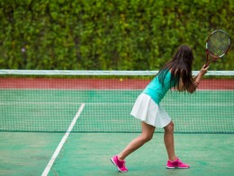 スコートを履いてテニスをする女の子