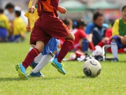 サッカーの習い事は何歳から？スクールの選び方やメリット、月謝相場まで解説