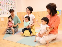 幼児教室で学ぶ母子3組の様子