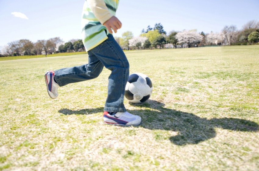 サッカーをしている男の子の脚