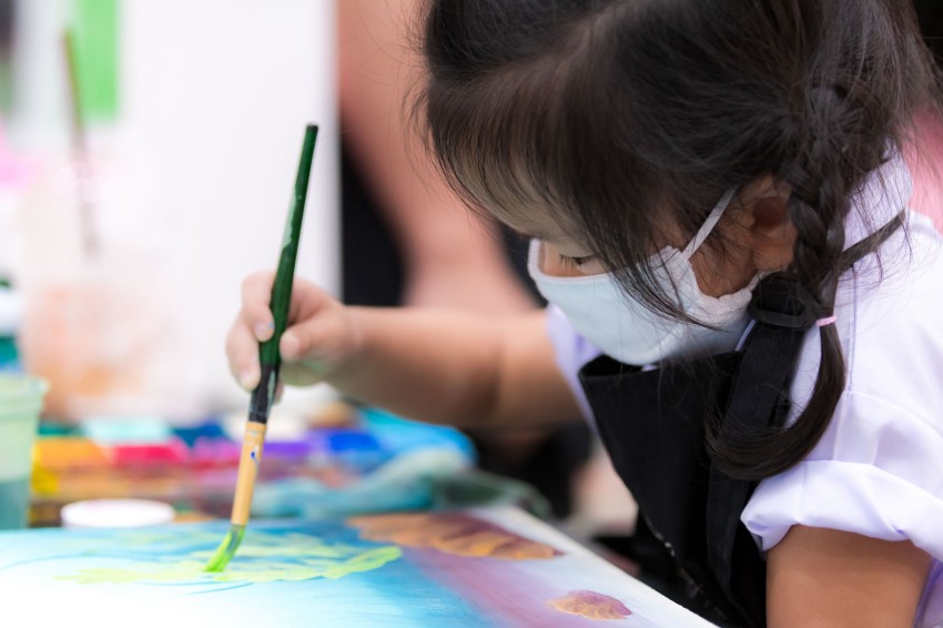 絵画教室で水彩筆を使って絵を制作する子ども