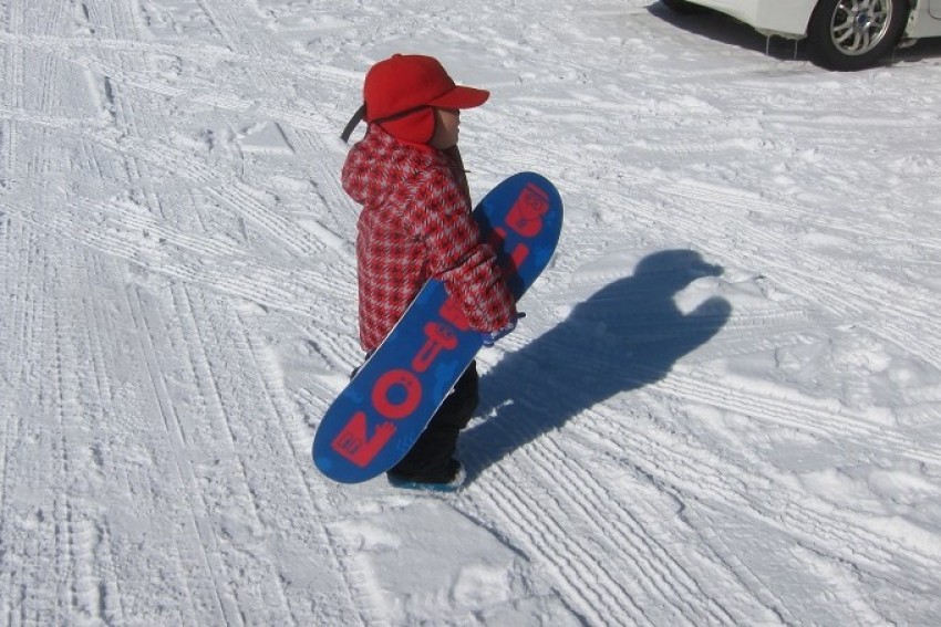 子どものスノーボードデビューを成功させる！練習に必要な3つのステップと場所選びのコツ