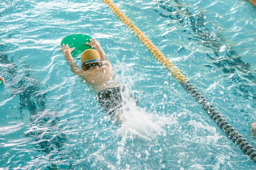 【バタ足】ビート板キックで足が沈む・・2つの対処法を元水泳日本代表選手が解説！