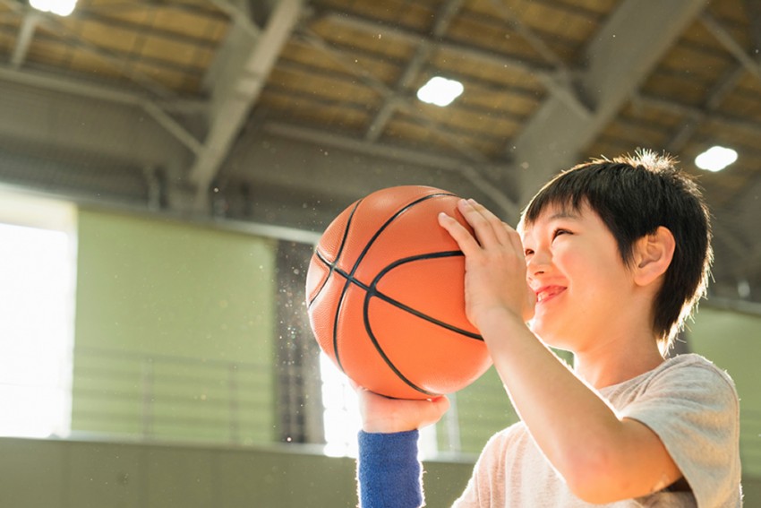 バスケットボールは何歳から始めるのがおすすめ？教室選びのポイントや保護者の負担を解説！