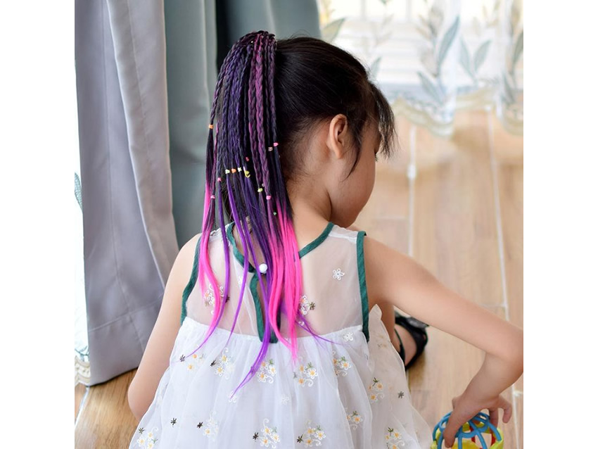ポニーテールにエクステを付けたヘアアレンジ