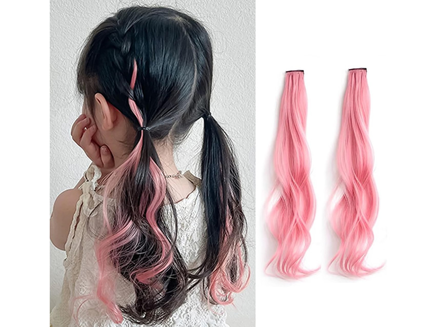 ツインテールにポイントカラーでエクステを付けたヘアアレンジ