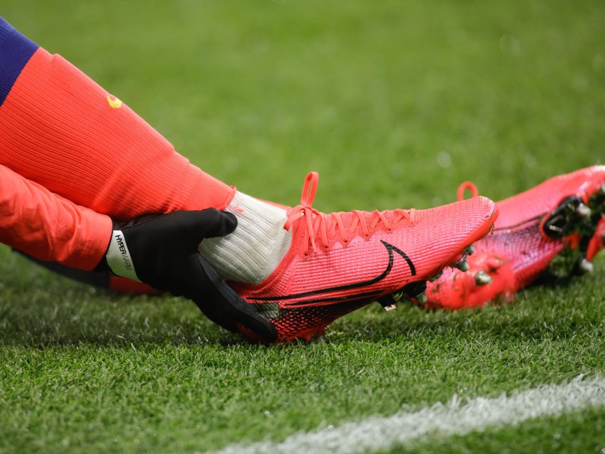 NIKEのサッカースパイクを履いている子供