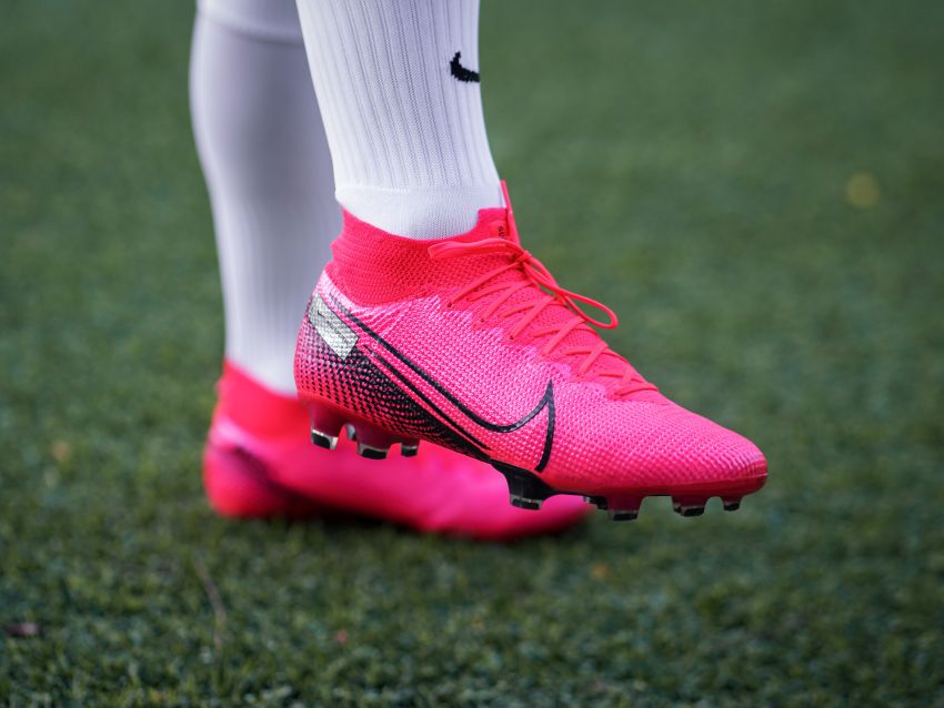 ナイキMercurial Superfly VIIを履いてプレーする子