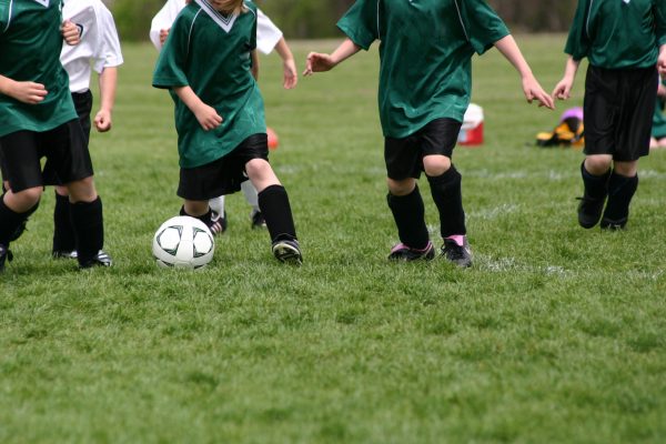 サッカーをしている少年たち