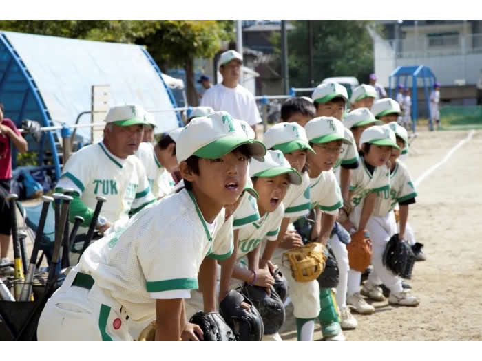 試合中の少年野球チーム