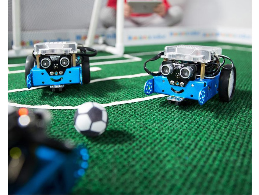サッカーをするプログラミングロボット