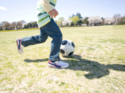 サッカーをしている男の子の脚