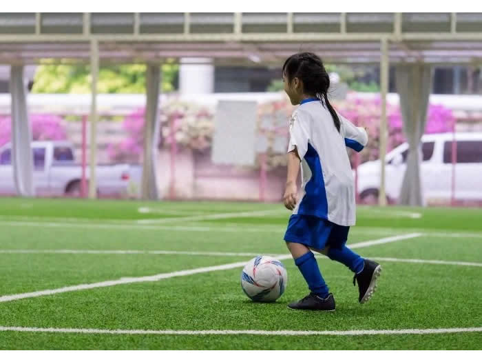 サッカーをする女の子