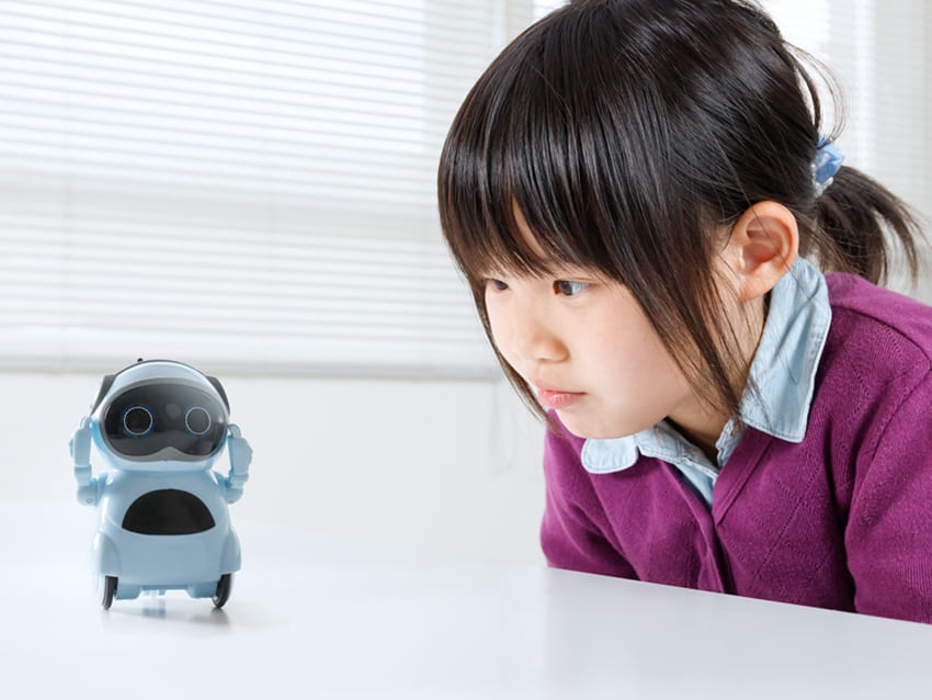 プログラミングロボットで遊ぶ女の子