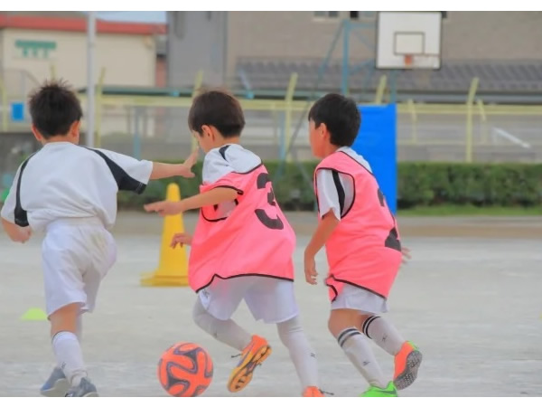 サッカーをする子どもたち