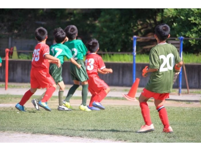 サッカーをする子どもたち