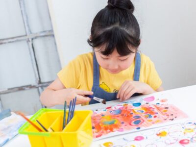 絵具でお絵かきする女の子