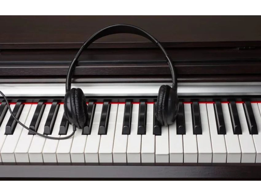電子ピアノとヘッドホン