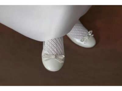 白い靴とドレスの足元