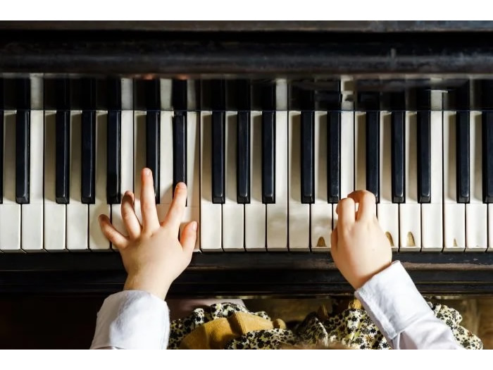 ピアノを弾く子どもの手