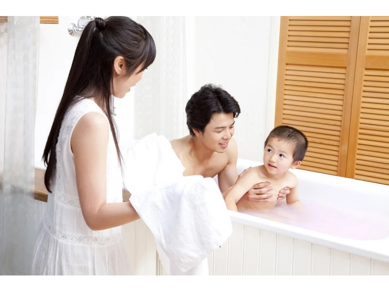 お風呂中の赤ちゃんと両親