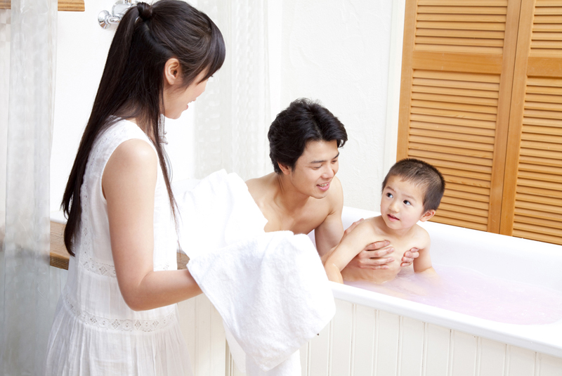 お風呂中の赤ちゃんと両親