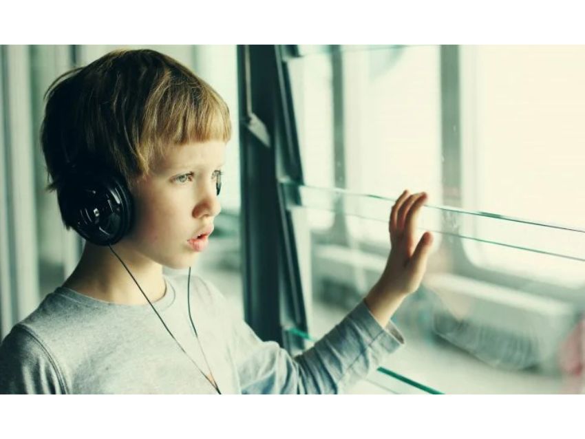 ヘッドフォンをする男の子