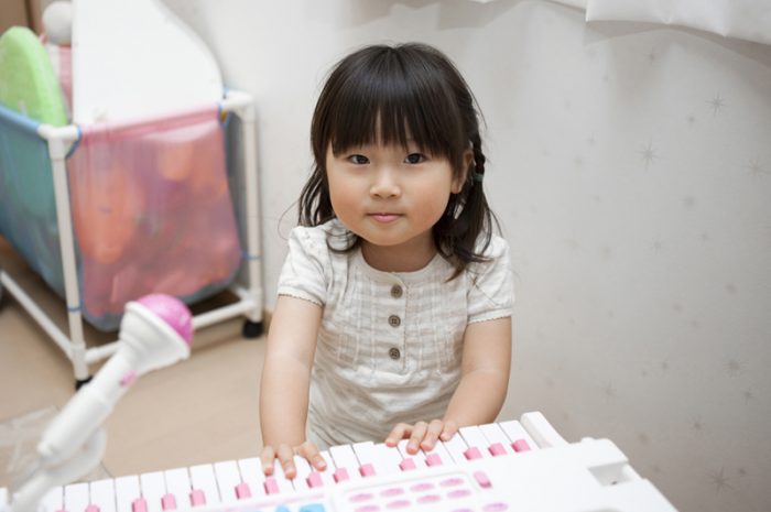 ピアノのおもちゃで遊ぶ女の子