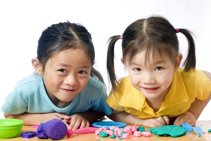 カラフルな粘土で遊ぶ女の子二人