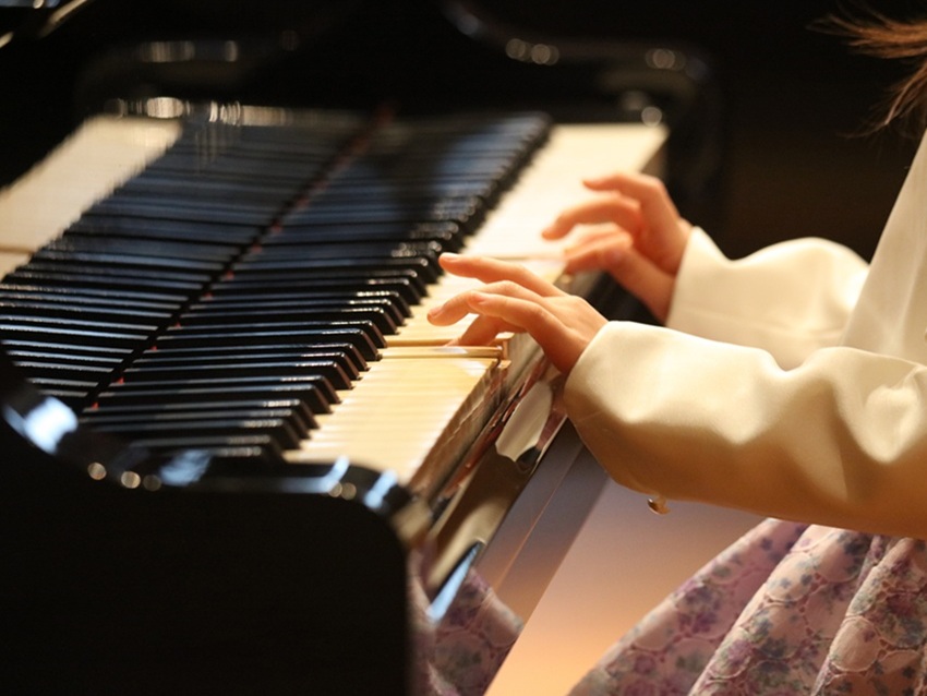ピアノを弾く女の子
