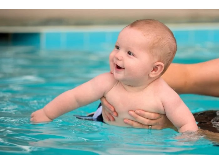 楽しそうにプールに入る赤ちゃん