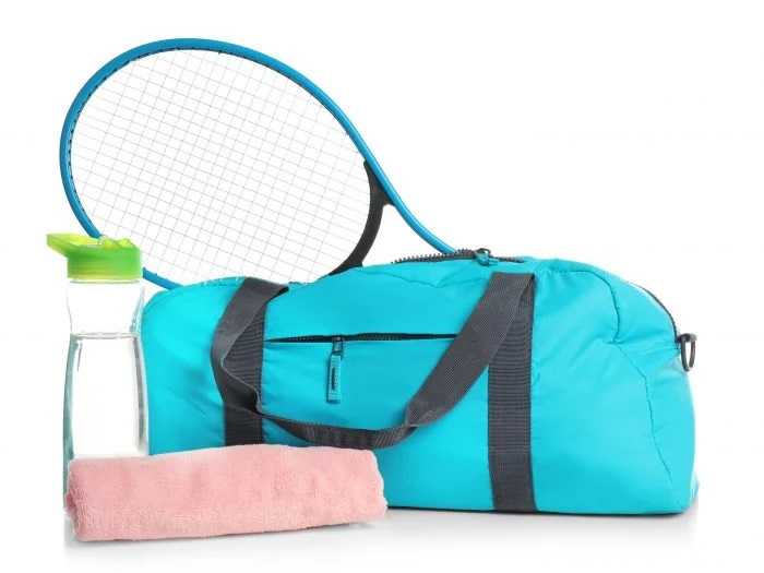 テニスラケットと青いスポーツバッグ