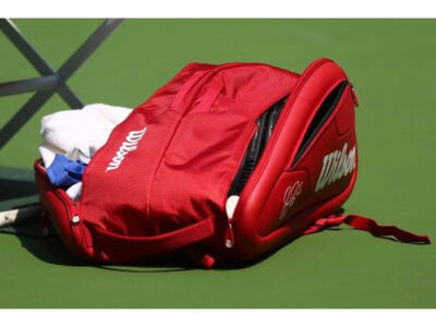 赤いテニスラケットバッグ