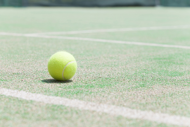 テニスコート内に置かれているテニスボール