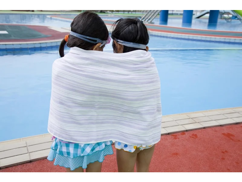 タオルに包まれている女の子二人