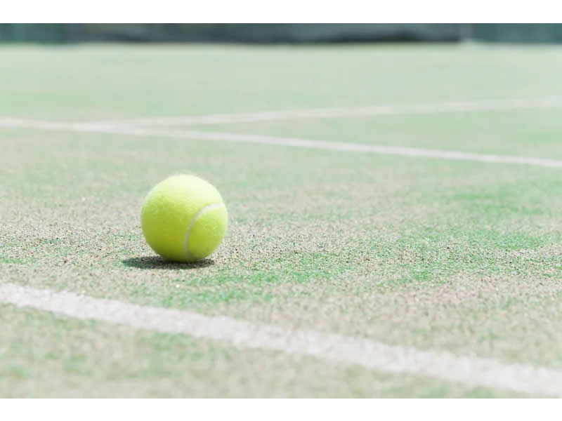 テニスコート内に置かれているテニスボール