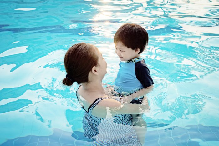抱っこされてプールに入る赤ちゃん