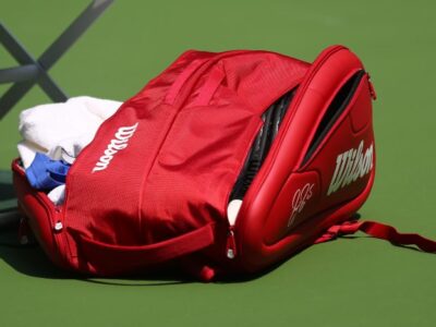 赤いテニスラケットバッグ