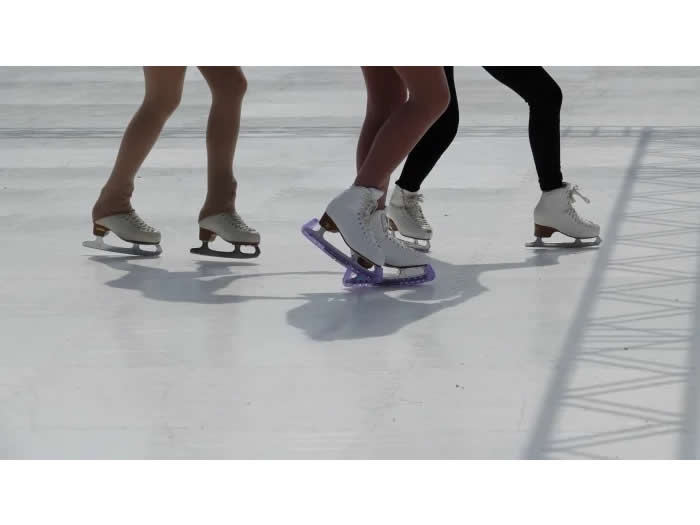 スケートの練習をする足元