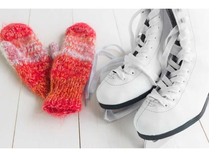 赤い手袋と白いスケート靴
