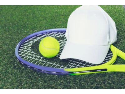 テニスラケットの上にある白い帽子