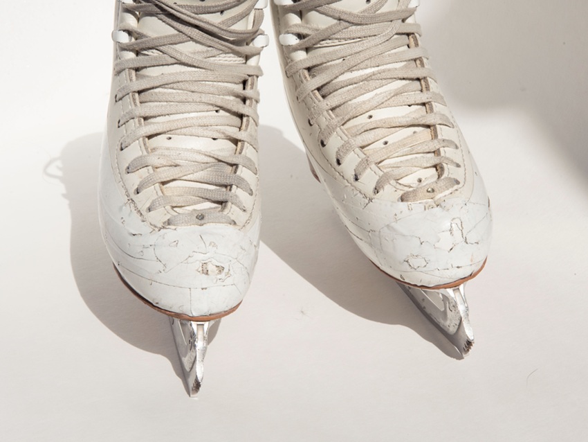 汚れたフィギュアスケート靴