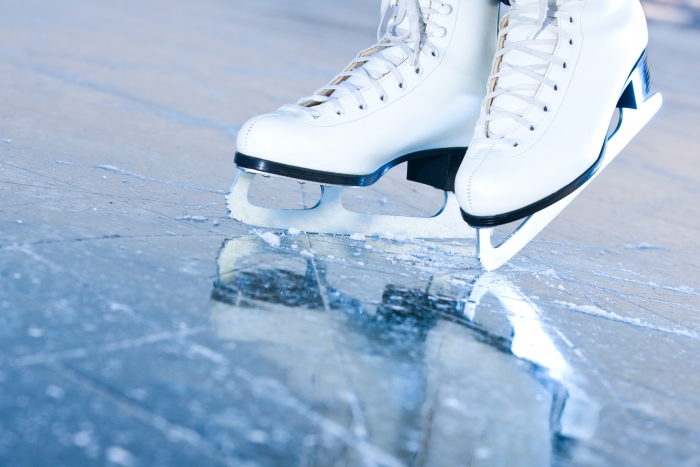 氷に映る白いスケート靴