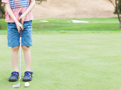 ゴルフをする子ども