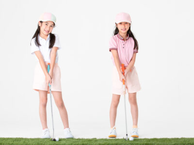 ゴルフクラブを持ってポーズをとる女の子二人