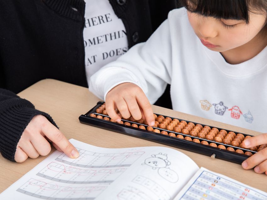 そろばんをしている子供の様子