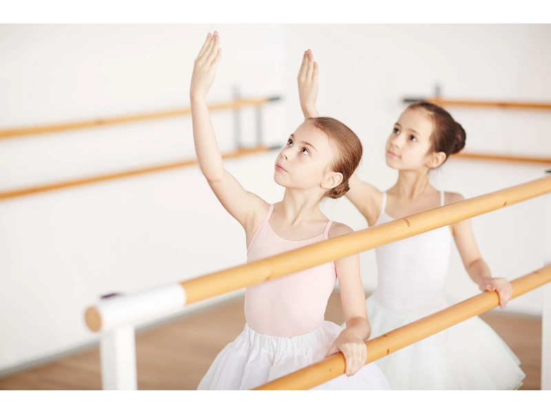 バレエの練習をする女の子二人
