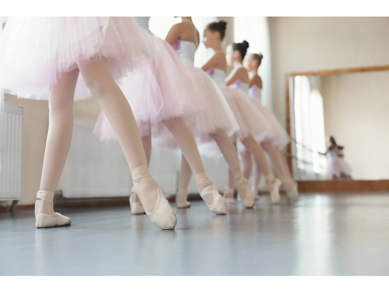 バレエの練習をする女の子たち